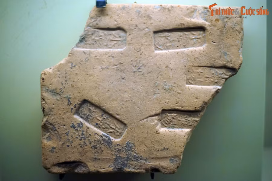 Gạch chữ nhật, in chữ "Vĩnh Ninh trường" thời Trần.