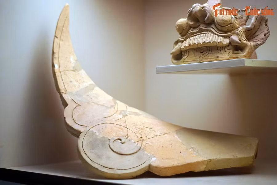 Đó là kỹ thuật trang trí hoa chanh, các loại ngói mũi sen, ngói mũi lá, các loại phù điêu, tượng tròn với hình khối, đường nét khoáng đạt, khỏe khoắn, mang hơi thở riêng của thời Trần. Ảnh: Đầu đao cong dựng góc mái thời Trần.