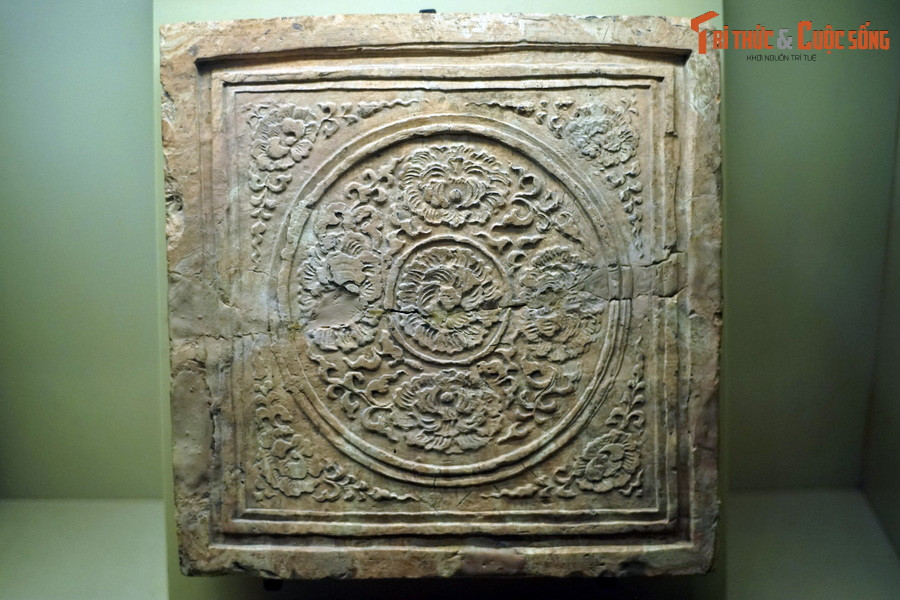 Qua các dấu tích còn lại có thể nhận thấy, kiến trúc, kỹ thuật xây dựng và nghệ thuật trang trí của thời Trần một mặt kế thừa thời Lý, mặt khác đã phát triển và sáng tạo những dấu ấn đặc trưng. Ảnh: Gạch vuông trang trí hoa mẫu đơn dây thời Trần.