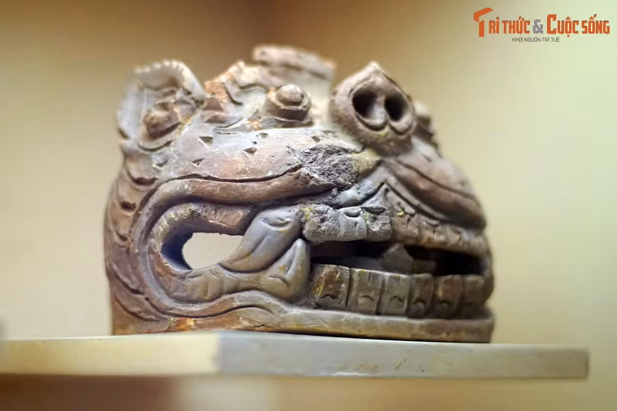 Ngói lợp góc mái tạo hình đầu sư tử thời Trần.