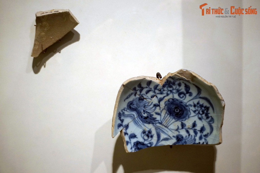 Bên cạnh đồ gốm nội địa, nhà Trần cũng nhập khẩu một số lượng đáng kể đồ gốm Trung Hoa cao cấp dùng trong hoàng cung như gốm hoa lam lò Cảnh Đức Trấn, gốm men ngọc lò Long Tuyền... Mảnh bát vẽ uyên ương trong đầm sen, gốm hoa lam Trung Hoa thời Nguyên.