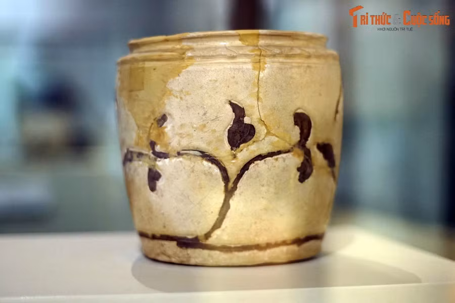 Liễn trang trí văn hoa dây lá bằng gốm men nâu thời Trần.