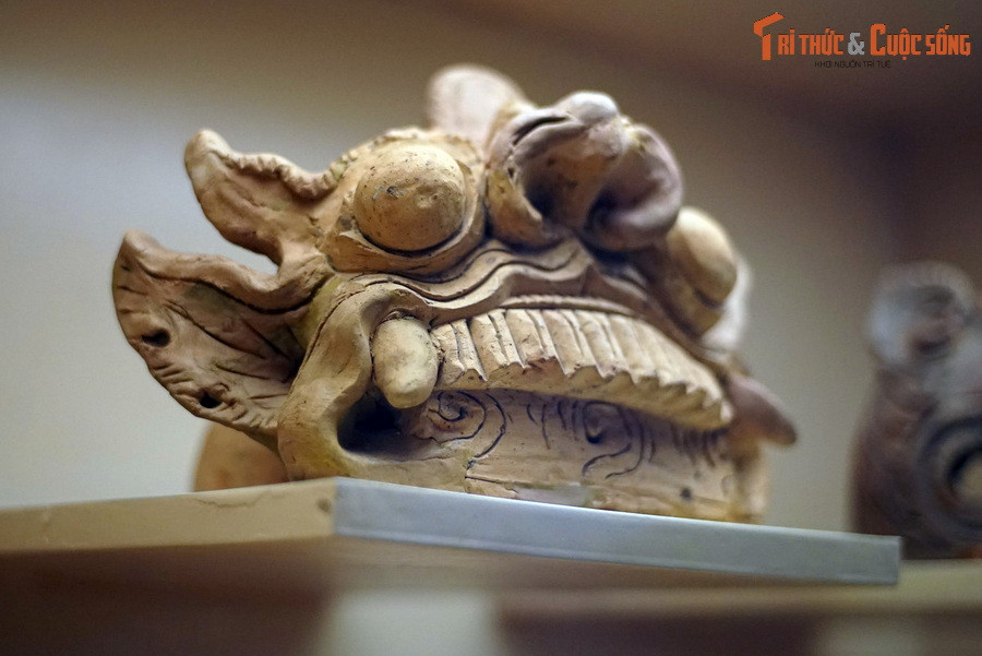 Ngói lợp góc mái tạo hình đầu sư tử thời Trần.