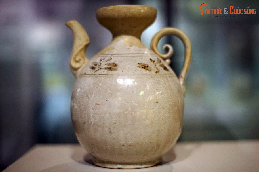 Thời kỳ này, các lò gốm ở Thăng Long sản xuất nhiều loại đồ gốm cao cấp dùng trong hoàng cung với nhiều dòng gốm men trắng, men ngọc, men xanh lục, men nâu, hoa nâu và lam. Ảnh: Bình rượu gốm men nâu thời Trần.