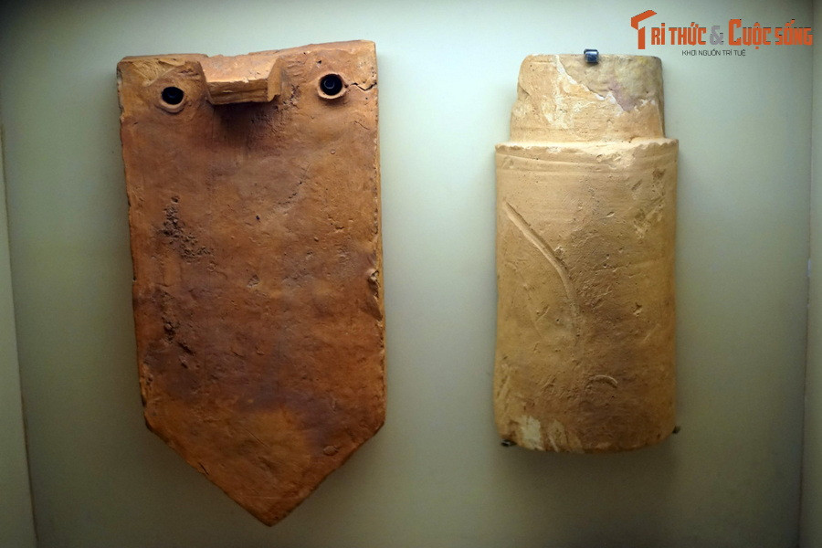 Ngói mũi lá và ngói ống lợp thân mái thời Trần.