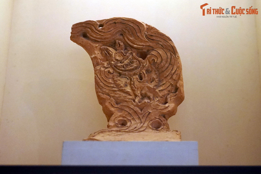 Ngói úp nóc gắn lá đề trang trí phượng thời Trần.