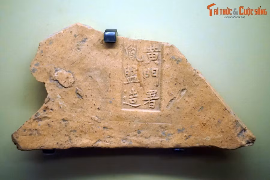 Mảnh ngói in chữ "Hoàng Môn thự... dận giám tạo" thời Trần.