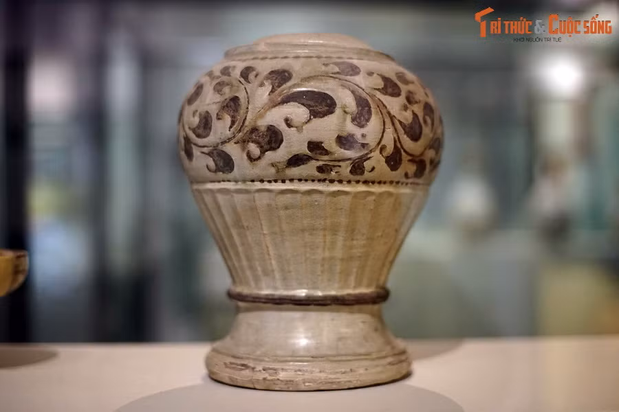 Trong đó, gốm hoa nâu có kích thước lớn, khối hình chắc khỏe, hoa văn rất được ưa chuộng vào thời kỳ này. Ảnh: Chân đèn trang trí hoa lá bằng gốm hoa nâu thời trần.