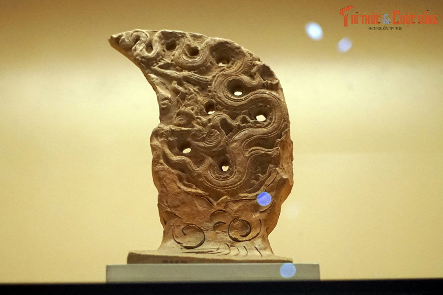 Ngói úp nóc gắn lá đề trang trí rồng thời Trần.