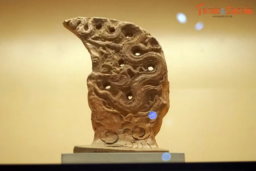 Ngói úp nóc gắn lá đề trang trí rồng thời Trần.