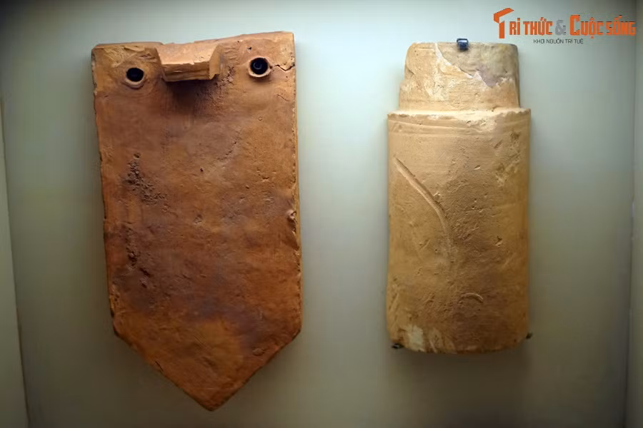 Ngói mũi lá và ngói ống lợp thân mái thời Trần.