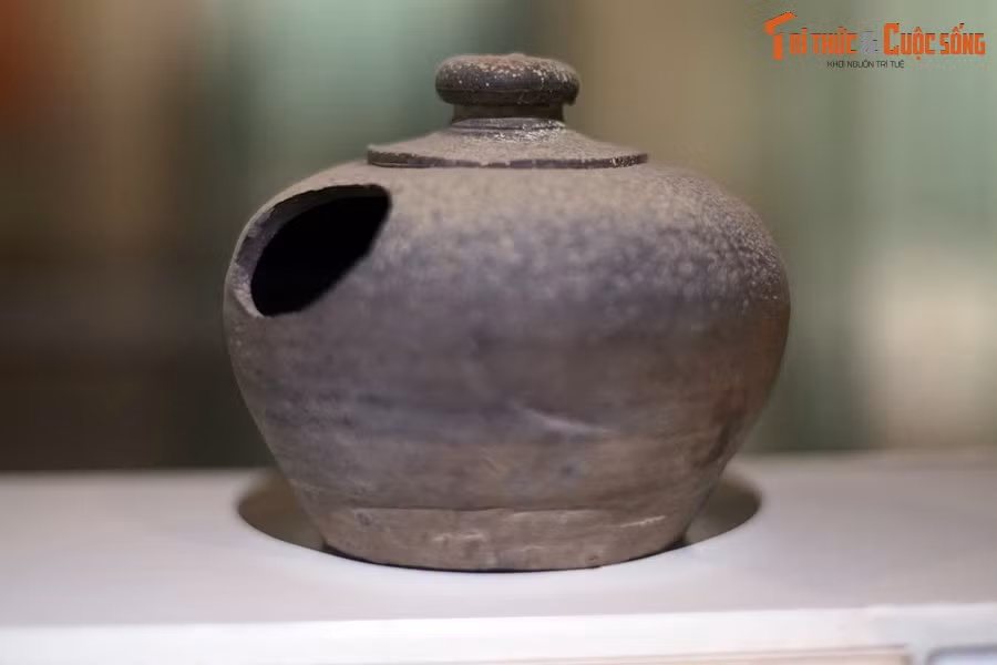 Bình vôi bằng đất nung thời Trần.