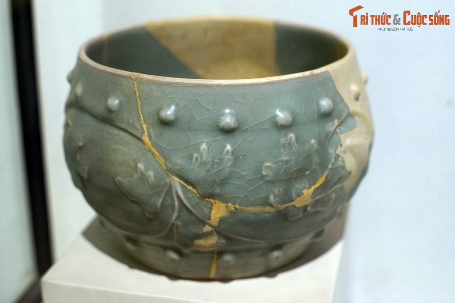 Cuộc sống hoàng cung Thăng Long thời Trần được phản ảnh rõ qua sự phong phú, đa dạng của các đồ dùng sinh hoạt hàng ngày, nhiều nhất là đồ gốm. Ảnh: Âu trang trí hoa mẫu đơn dây bằng gốm men ngọc thời Trần.