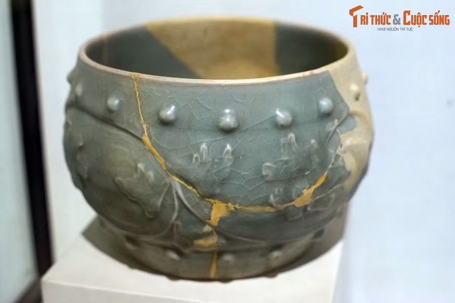 Cuộc sống hoàng cung Thăng Long thời Trần được phản ảnh rõ qua sự phong phú, đa dạng của các đồ dùng sinh hoạt hàng ngày, nhiều nhất là đồ gốm. Ảnh: Âu trang trí hoa mẫu đơn dây bằng gốm men ngọc thời Trần.