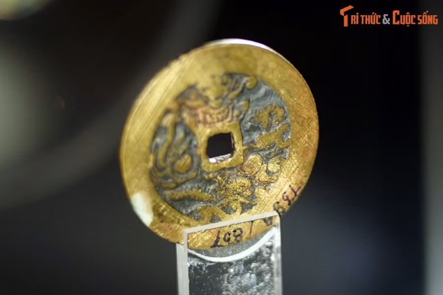 Trong giới sưu tầm tiền cổ ở Việt Nam, không nhiều người sở hữu đại tiền “Cảnh Hưng thông bảo” vì đây là đồng tiền rất hiếm.