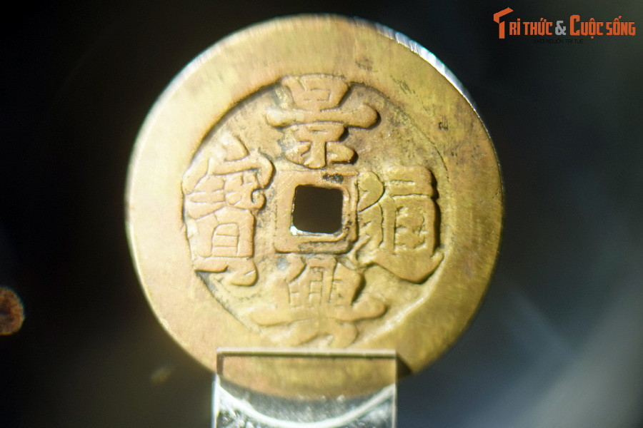 Trong tên gọi của đồng tiền, “Cảnh Hưng” là niên hiệu của vua Lê Hiển Tông (trị vì từ năm 1740-1786), còn “thông bảo” nghĩa là đồng tiền lưu hành thông dụng.