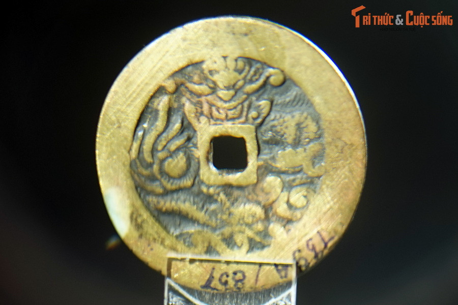 Mặt sau đồng tiền trang trí hình rồng vờn mây.