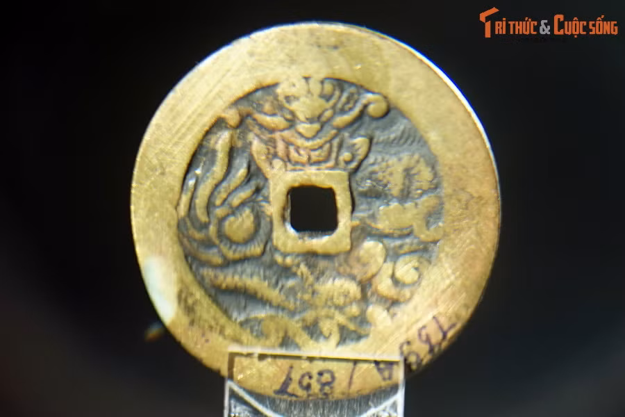 Mặt sau đồng tiền trang trí hình rồng vờn mây.