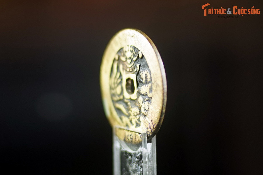 Đồng tiền tuổi đời ba thế kỷ này được triều đình cho đúc với số lượng ít, kích thước lớn hơn nhiều so với đồng tiền thông thường, nên được gọi là đại tiền.