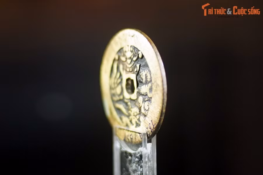 Đồng tiền tuổi đời ba thế kỷ này được triều đình cho đúc với số lượng ít, kích thước lớn hơn nhiều so với đồng tiền thông thường, nên được gọi là đại tiền.