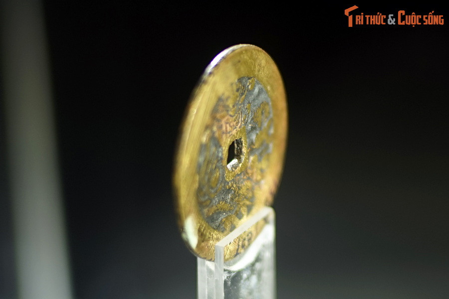 Theo ghi nhận, đại tiền “Cảnh Hưng thông bảo” trưng bày ở Bảo tàng Hà Nội có tình trạng gần như hoàn hảo, rất khó để tìm được một đồng tiền thứ hai như vậy...