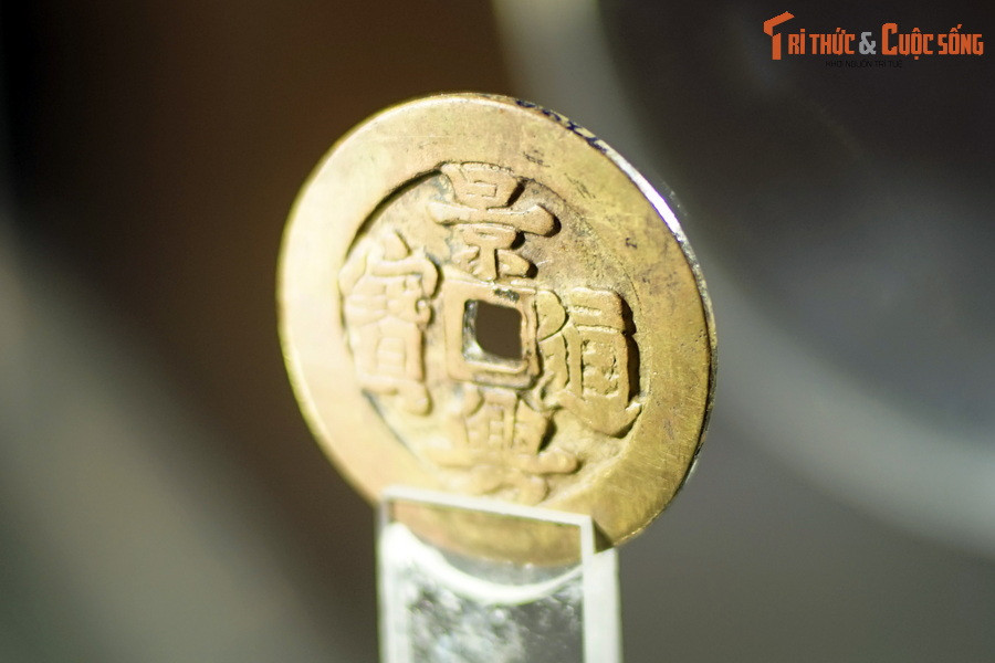 Đồng tiền cổ này có đường kính khoảng 40 mm, mặt trước viết 4 chữ hán “Cảnh Hưng thông bảo” theo kiểu chân.