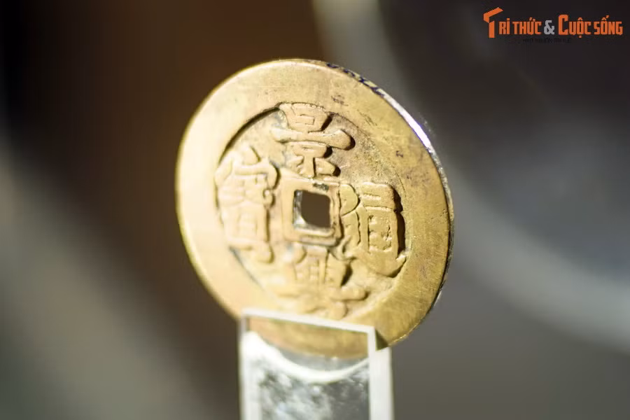 Đồng tiền cổ này có đường kính khoảng 40 mm, mặt trước viết 4 chữ hán “Cảnh Hưng thông bảo” theo kiểu chân.