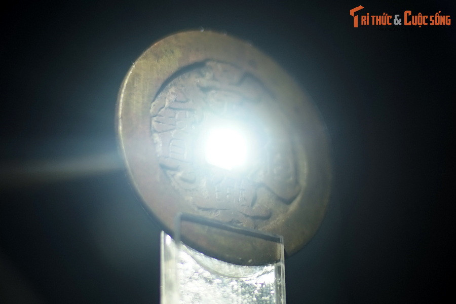 Có giá trị cao hơn nhiều so với tiền loại nhỏ, đại tiền “Cảnh Hưng thông bảo” thường được dùng để ban thưởng cho người có công, nên gọi là tiền thưởng.