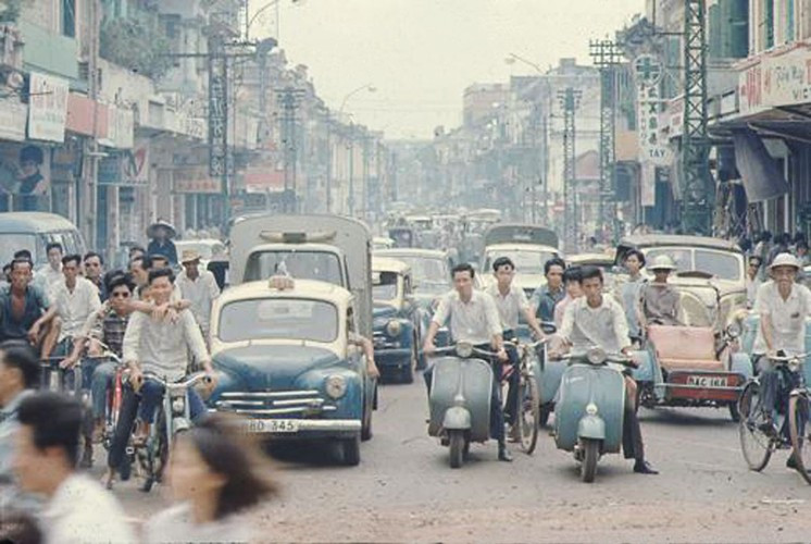 Giao thông giờ cao điểm trên đường Đồng Khánh, 1967.