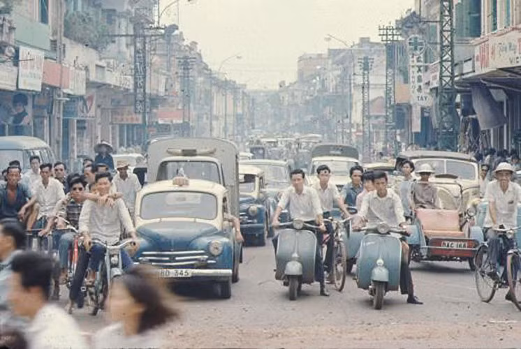 Giao thông giờ cao điểm trên đường Đồng Khánh, 1967.
