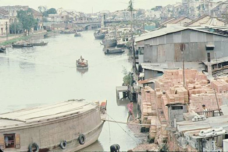 Kênh Tàu Hủ, huyết mạch giao thông đường thủy của Chợ Lớn. Cầu Chà Và nằm ở hậu cảnh.