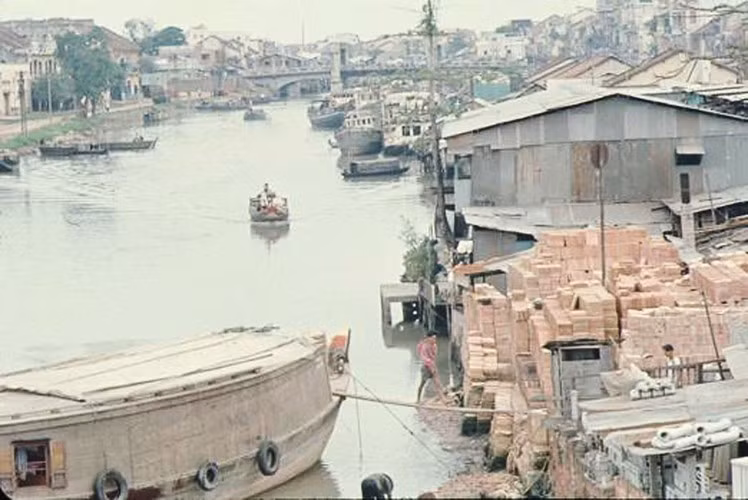 Kênh Tàu Hủ, huyết mạch giao thông đường thủy của Chợ Lớn. Cầu Chà Và nằm ở hậu cảnh.