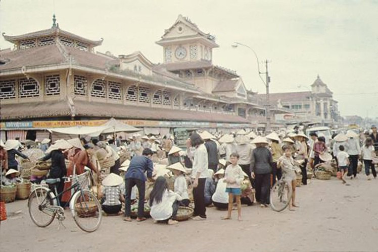 Cảnh họp chợ bên ngoài chợ Bình Tây - "trái tim" của Chợ Lớn.