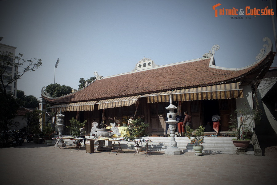 Để được sống gần người yêu, nàng Giáng Kiều đã hoá phép náu mình vào bức tranh tố nữ để Trần Tú Uyên mang về treo trong lều. Từ bức tranh, nàng hiện hình thành người trần thế để chung sống với chàng. Họ sinh được một con trai đặt tên là Châu Nhi.