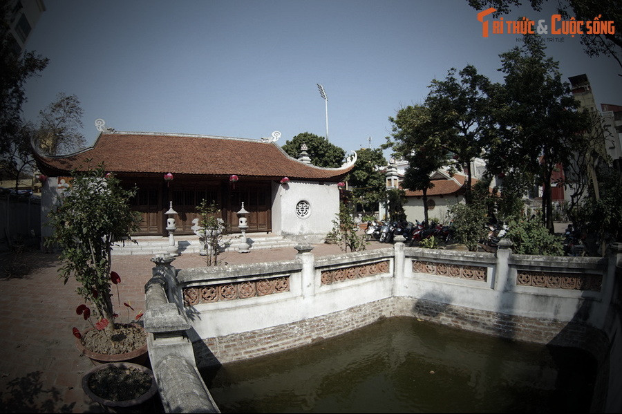 Nhờ phép tiên của Giáng Kiều, Trần Tú Uyên có mọi của cải mình muốn. Dần dần chàng sinh thói phóng đãng, uống rượu, bỏ học hành. Khuyên can chồng không được, Giáng Kiều tức giận bỏ về trời.