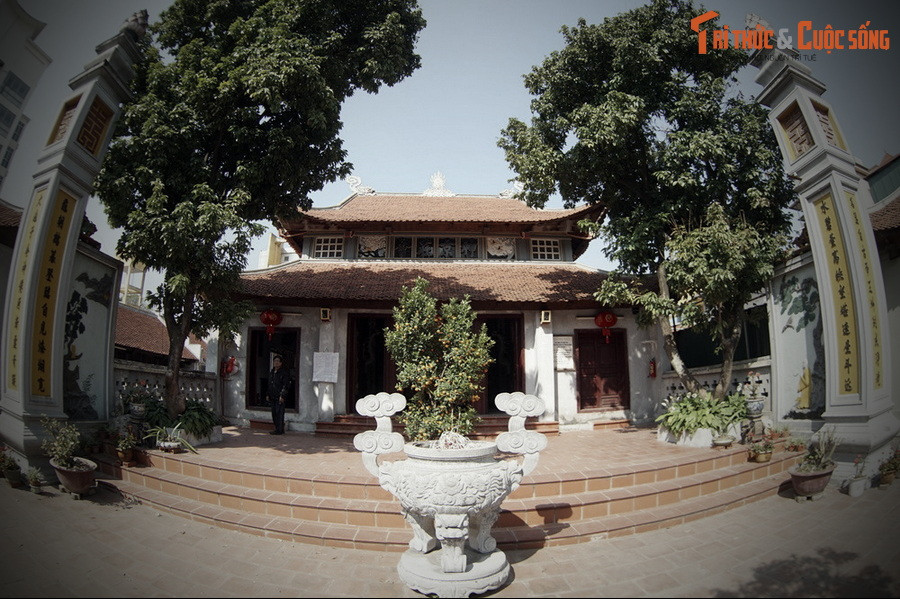 Sự hình thành của Bích Câu đạo quán gắn với câu chuyện tình yêu giữa con người và thần tiên đầy màu sắc huyền ảo. Câu chuyện này được nữ sĩ Đoàn Thị Điểm kể lại trong tác phẩm “Bích Câu kỳ ngộ ký”.