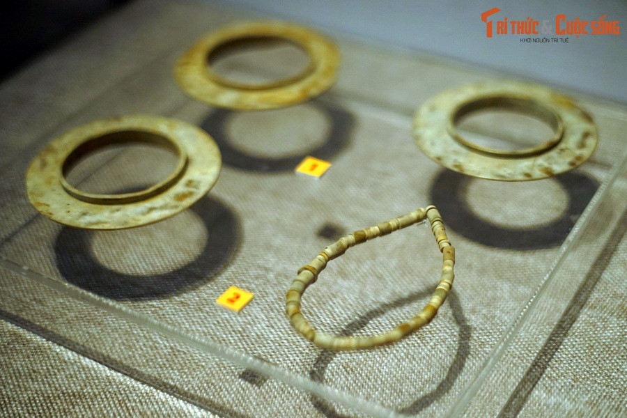 Đồ đá được chế tác bằng các phương pháp cưa, khoan, mài, tiện rất tinh xảo, có kích thước tương đối nhỏ, được làm từ đá bazan và các loại đá nephrit, spilit có màu sắc đẹp. Ảnh: Vòng tay và hạt chuỗi bằng đá của văn hóa Phùng Nguyên.