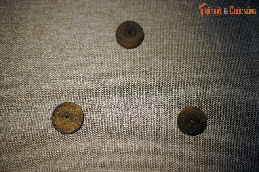 Trong một số di tích thuộc văn hóa Phùng Nguyên cũng đã phát hiện được dấu vết của xỉ đồng, bằng chứng của nghề luyện kim. Đó là cơ sở quan trọng để các nhà khoa học xếp văn hóa Phùng Nguyên vào sơ kỳ thời đại đồng thau... Ảnh: Dọi xe sợi bằng đất nung của văn hóa Phùng Nguyên.