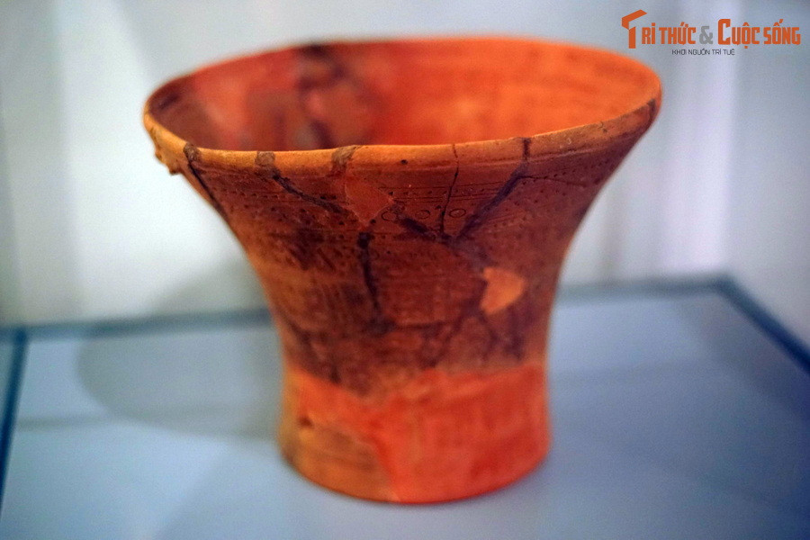 Đồ gốm phần lớn được làm bằng bàn xoay, thành gốm mỏng đều, độ nung tương đối cao. Ảnh: Thố gốm Phùng Nguyên.