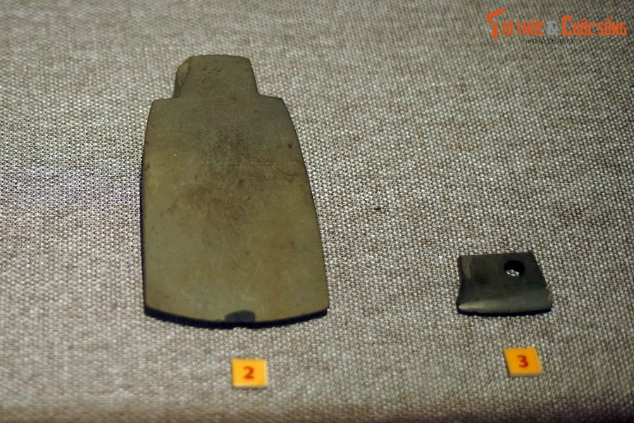 Những hiện vật tìm thấy phổ biến là các loại rìu, bôn, đục, bàn mài, mũi tên, mũi giáo, và các loại vòng tay, khuyên tai, nhẫn, ống chuỗi, hạt chuỗi với đủ loại kích cỡ và kiểu dáng khác nhau. Ảnh: Cuốc và rìu văn hóa Phùng Nguyên.