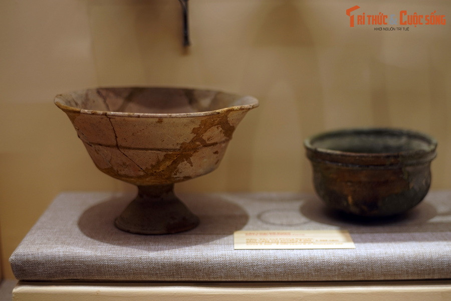 Theo nhà sử học Nguyễn Danh Hạnh, văn hóa Phùng Nguyên lấy theo tên gọi của di tích khảo cổ học đầu tiên thuộc văn hóa này, được phát hiện vào năm 1959 ở làng Phùng Nguyên, xã Kinh Kệ, huyện Lâm Thao, tỉnh Phú Thọ. Ảnh: Các loại đồ đựng bằng gốm của văn hóa Phùng Nguyên.