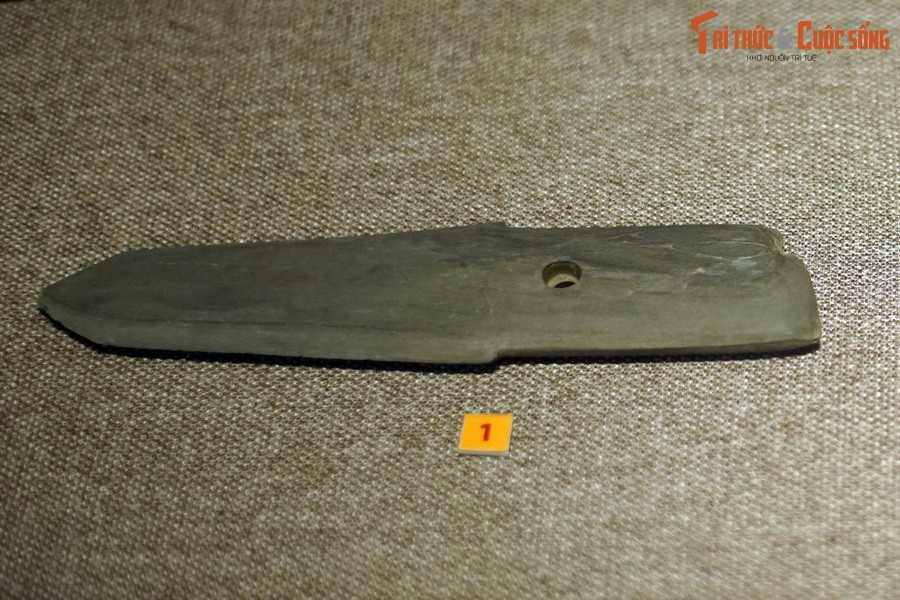 Tính đến nay đã có khoảng 55 di tích thuộc văn hóa Phùng Nguyên được phát hiện. Những di tích này phân bố trên địa bàn các tỉnh, thành phố như Phú Thọ, Vĩnh Phúc, Bắc Ninh, Hà Nội, Hải Phòng. Ảnh: Lưỡi qua làm bằng đá của văn hóa Phùng Nguyên..