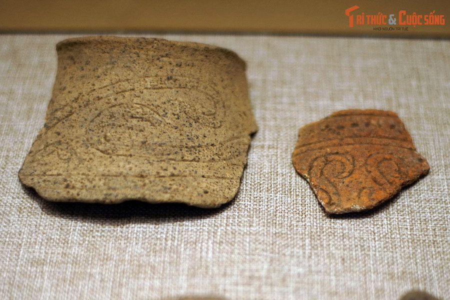 Hoa văn trang trí trên đồ gốm phong phú, tạo thành những đồ án đối xứng và đẹp mắt. Về loại hình có các loại nồi, vò, bình, bát, dọi xe sợi, bi gốm... Ảnh: Mảnh đồ đựng có trang trí hoa văn Phùng Nguyên.