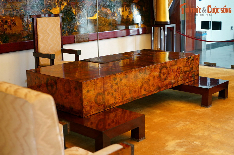  Phòng trình quốc thư là căn phòng rực rỡ bậc nhất Dinh Độc Lập. Món đồ nổi bật ở nơi đây là bộ bàn ghế Tổng thống hoành tráng do họa sĩ Nguyễn Văn Minh thực hiện theo phong cách Nhật bằng kỹ thuật sơn mài độc đáo.