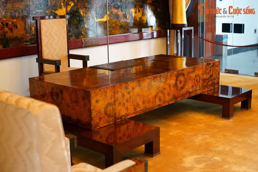  Phòng trình quốc thư là căn phòng rực rỡ bậc nhất Dinh Độc Lập. Món đồ nổi bật ở nơi đây là bộ bàn ghế Tổng thống hoành tráng do họa sĩ Nguyễn Văn Minh thực hiện theo phong cách Nhật bằng kỹ thuật sơn mài độc đáo.