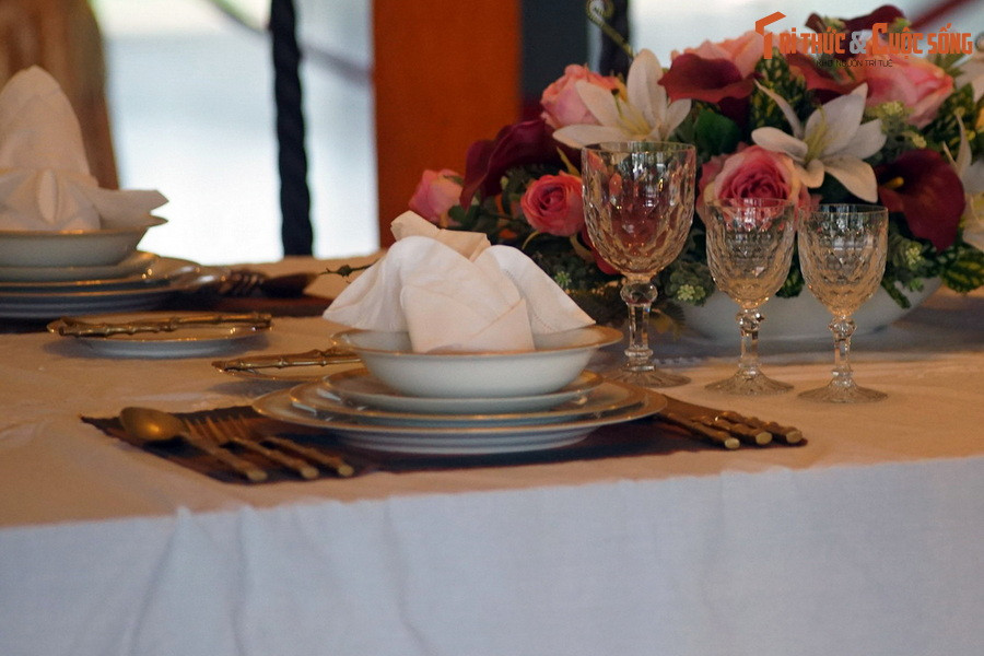 Ly pha lê cao cấp, đĩa sử trắng nạm vàng và thìa, dĩa bằng đồng được sử dụng trong phòng khách của phu nhân Tổng thống.