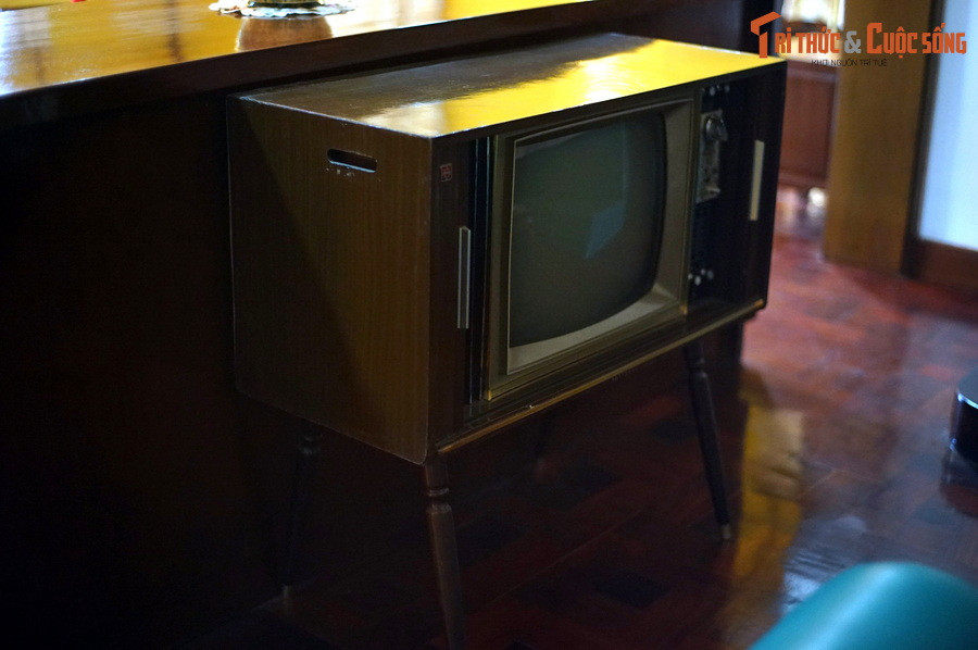 Chiếc ti vi - vật dụng cực kỳ xa xỉ ở Việt Nam những năm 1960-1970 - được đặt trong phòng ngủ của vợ chồng ông Nguyễn Văn Thiệu.
