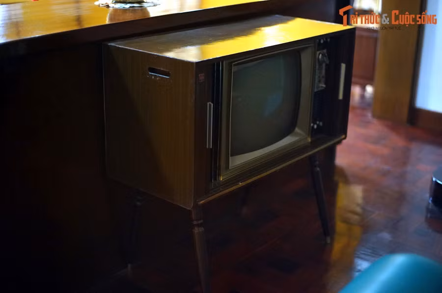 Chiếc ti vi - vật dụng cực kỳ xa xỉ ở Việt Nam những năm 1960-1970 - được đặt trong phòng ngủ của vợ chồng ông Nguyễn Văn Thiệu.