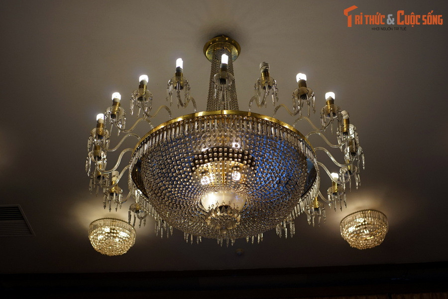 Chiếc đèn chùm pha lê lộng lẫy nhập khẩu từ nước ngoài cung cấp ánh sáng cho phòng trình quốc thư.