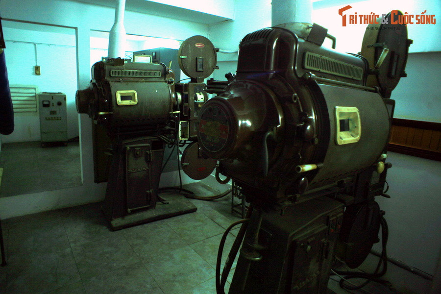 Máy chiếu phim tân tiến phục vụ cho phòng chiếu bóng có sức chứa 50 người ở khu vực giải trí của Dinh Độc Lập.